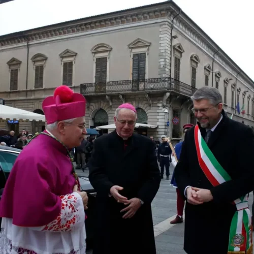 larrivo-del-vescovo-mario-toso-a-faenza-lincontro-con-il-predecessore-stagni-e-il-sindaco-malpezzi-corelli